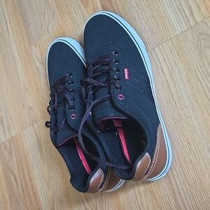 NWOB 9.5 men's sneakers